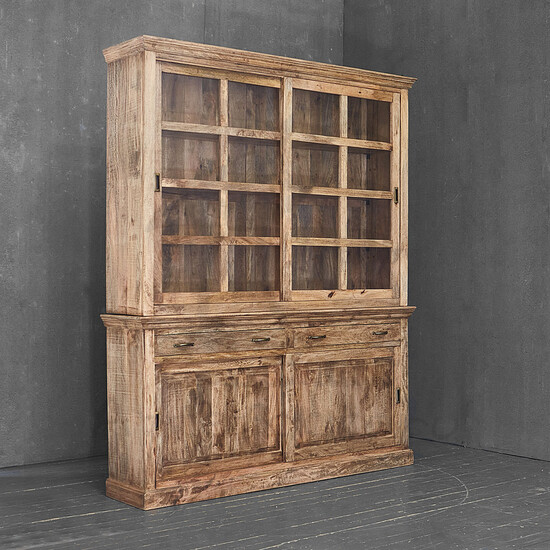 Большой деревянный шкаф с остеклением