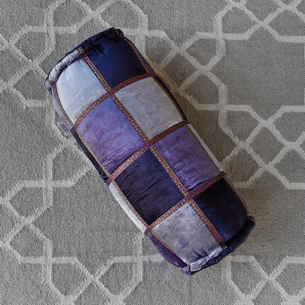 Фиолетовая декоративная подушка-валик 