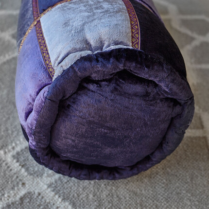 Фиолетовая декоративная подушка-валик 