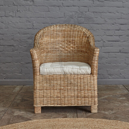 Плетеное садовое кресло из ротанга