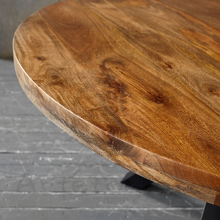Большой деревянный стол с круглой светлой столешницей