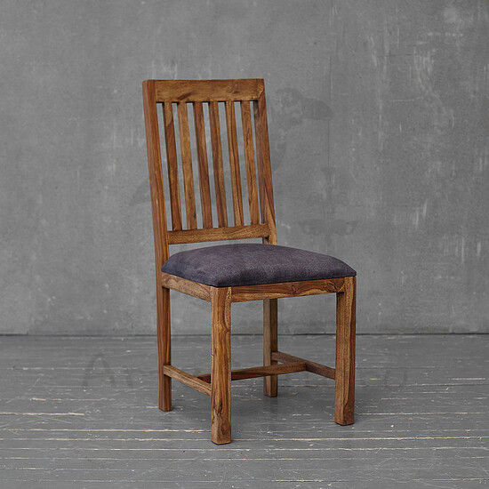 Деревянный стул с мягким сиденьем
