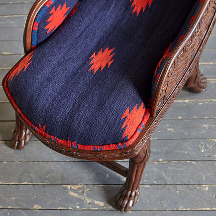 Низкое резное деревянное кресло с обивкой килим
