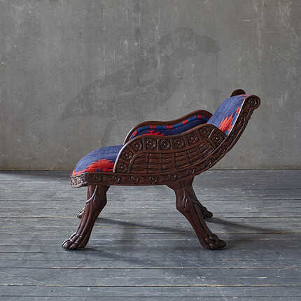 Низкое резное деревянное кресло с обивкой килим