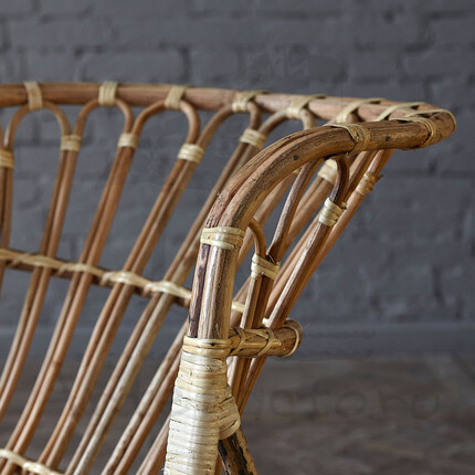 Легкое плетеное кресло из ротанга