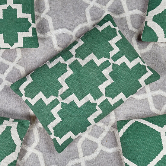 Зелёная прямоугольная подушка