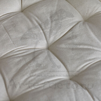 Плетеное кресло с бежевой подушкой
