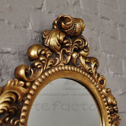 Овальное зеркало в золотой раме
