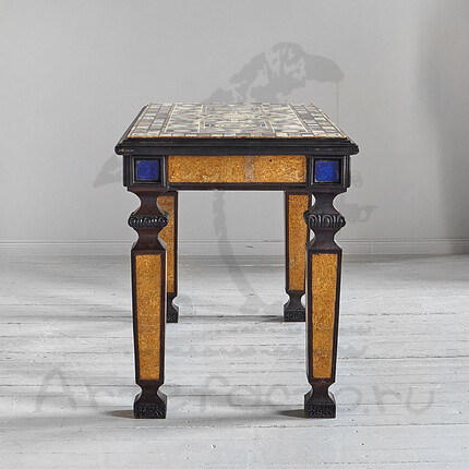 Письменный стол, декорированный каменной мозаикой