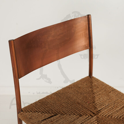 Высокий барный стул с плетеным сидением из джута