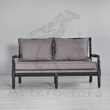 Серый двухместный диван на деревянном каркасе