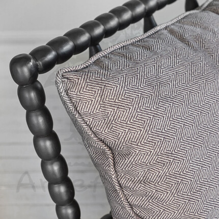 Серый двухместный диван на деревянном каркасе