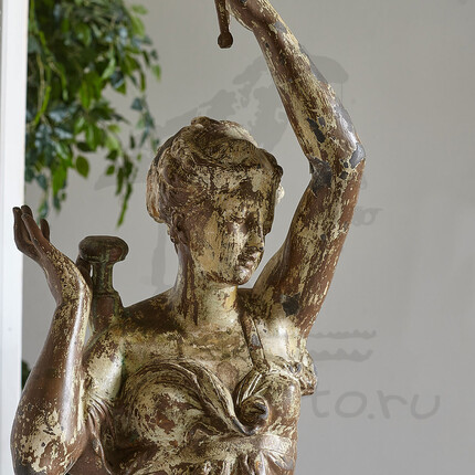 Антикварная скульптура девушка