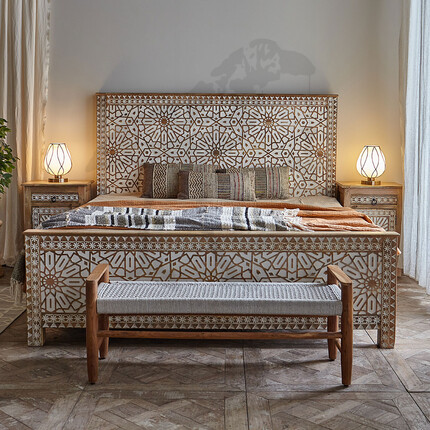 Резная деревянная кровать в стиле этно
