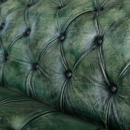 Зеленый кожаный диван в английском стиле