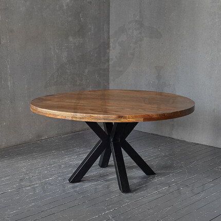 Большой деревянный стол с круглой светлой столешницей