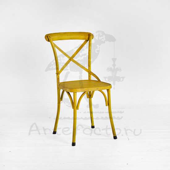 Жёлтый металлический стул