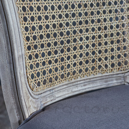 Серый стул с плетеной спинкой