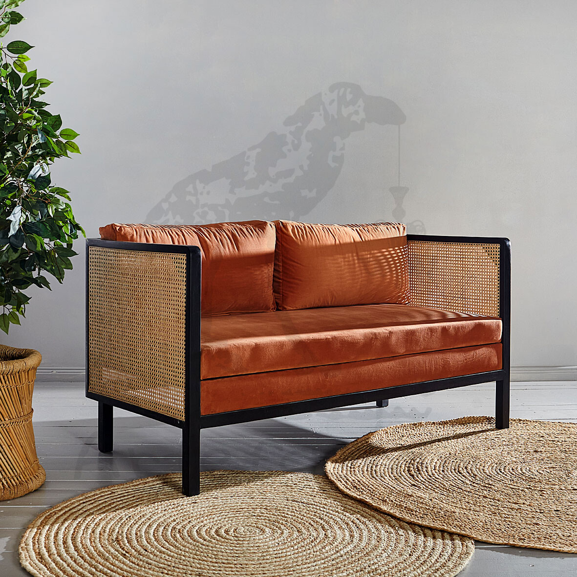 Яркий оранжевый двухместный диван с плетением