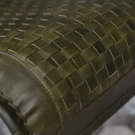 Зеленое кожаное кресло на металлическом каркасе