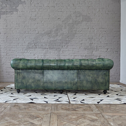 Зеленый кожаный диван в английском стиле