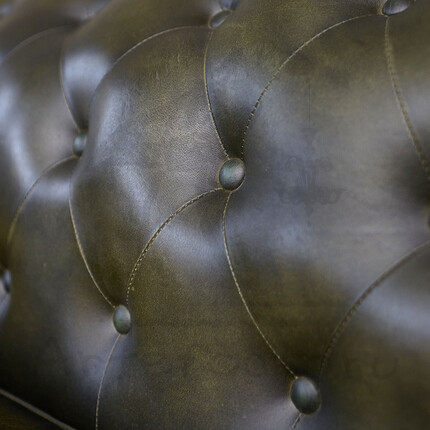 Зеленый кожаный диван с каретной стяжкой