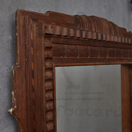 Прямоугольное зеркало в деревянной раме