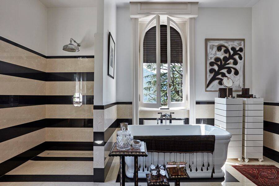 Интерьер ванной в эклектичном стиле в доме дизайнера Мален Биргер