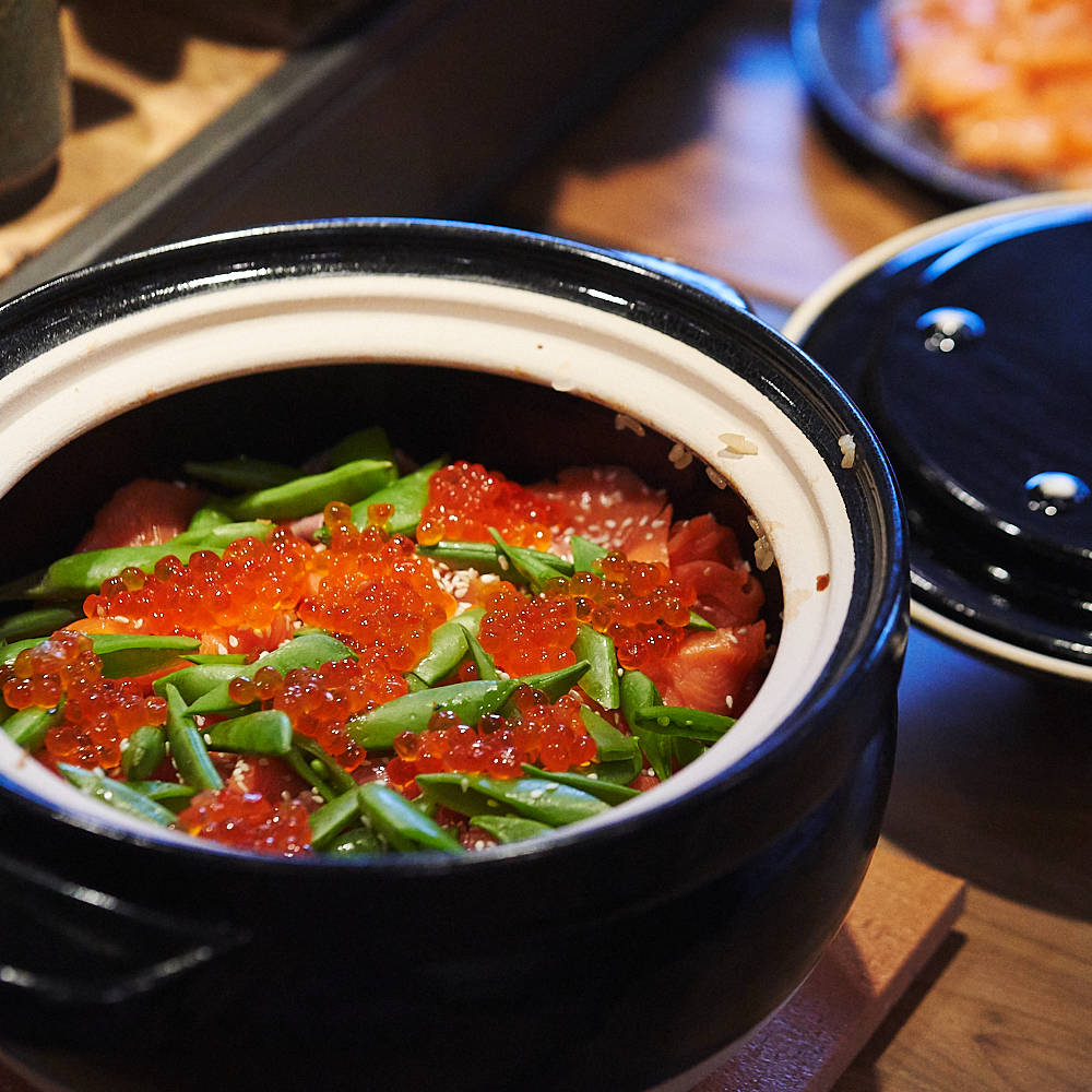 Ароматный рис Икура с копченым лососем и омлетом