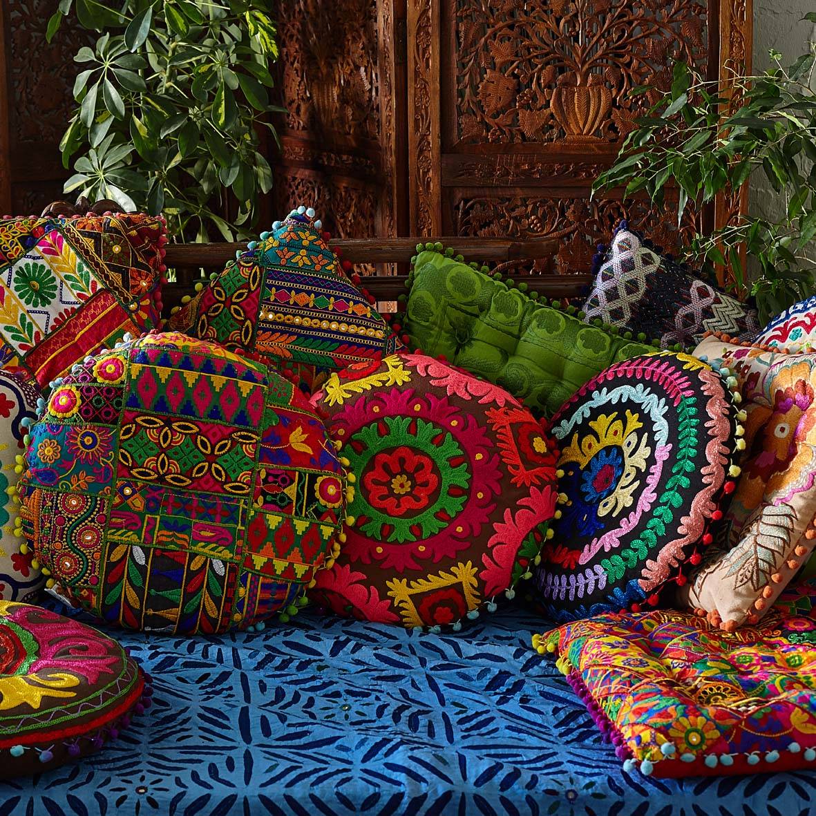 Серия декоративных подушек с вышивкой 