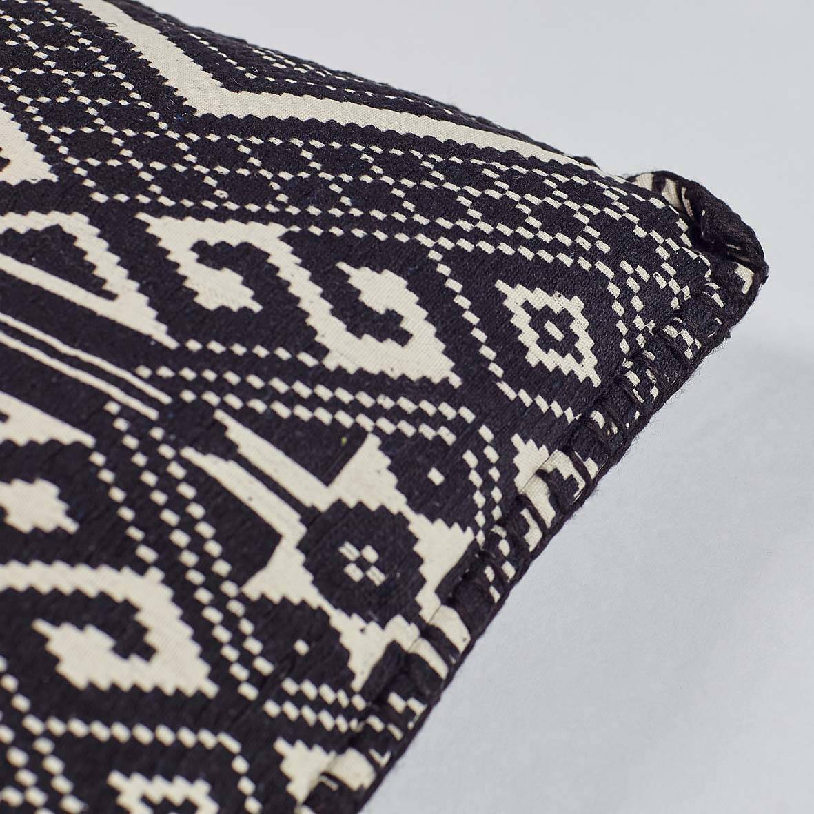 Черно-белая декоративная подушка с этническим орнаментом из серии Handloom