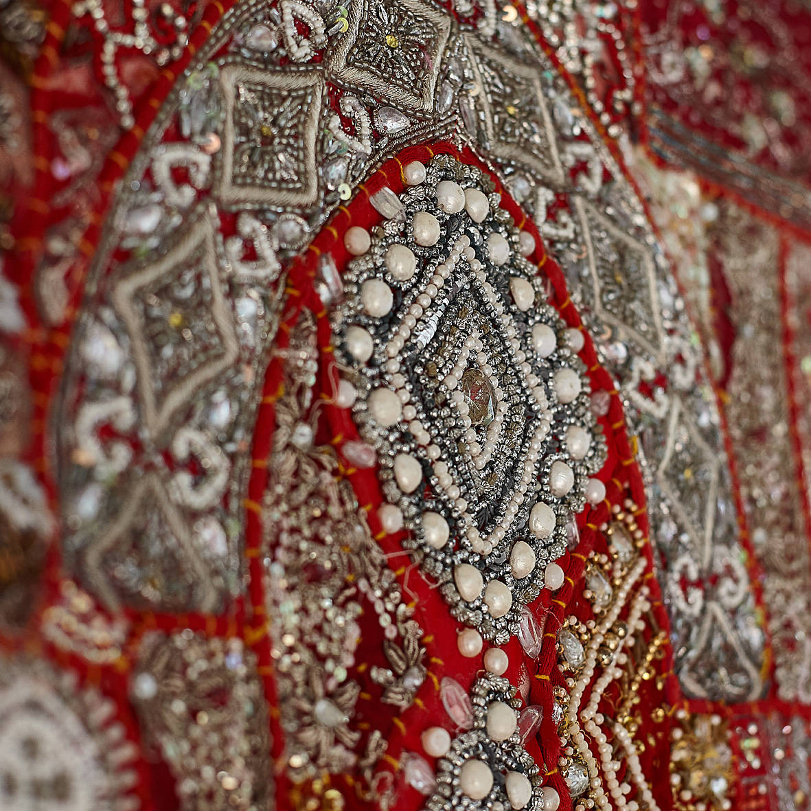 Искусная вышивка индийских мастериц на декоративном ковре Gipsy Chic