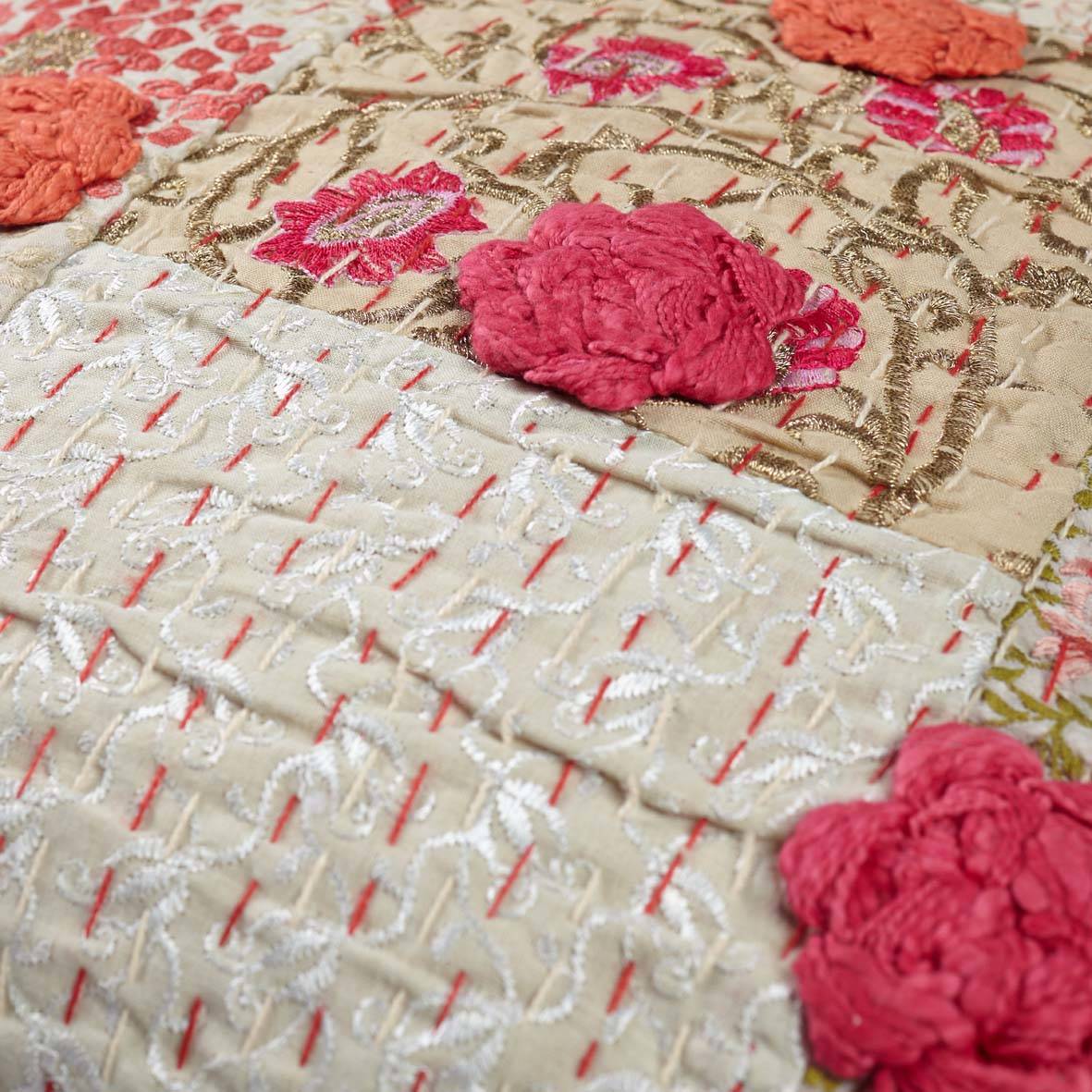 Декоративная подушка серии Kantha с традиционной вышивкой 