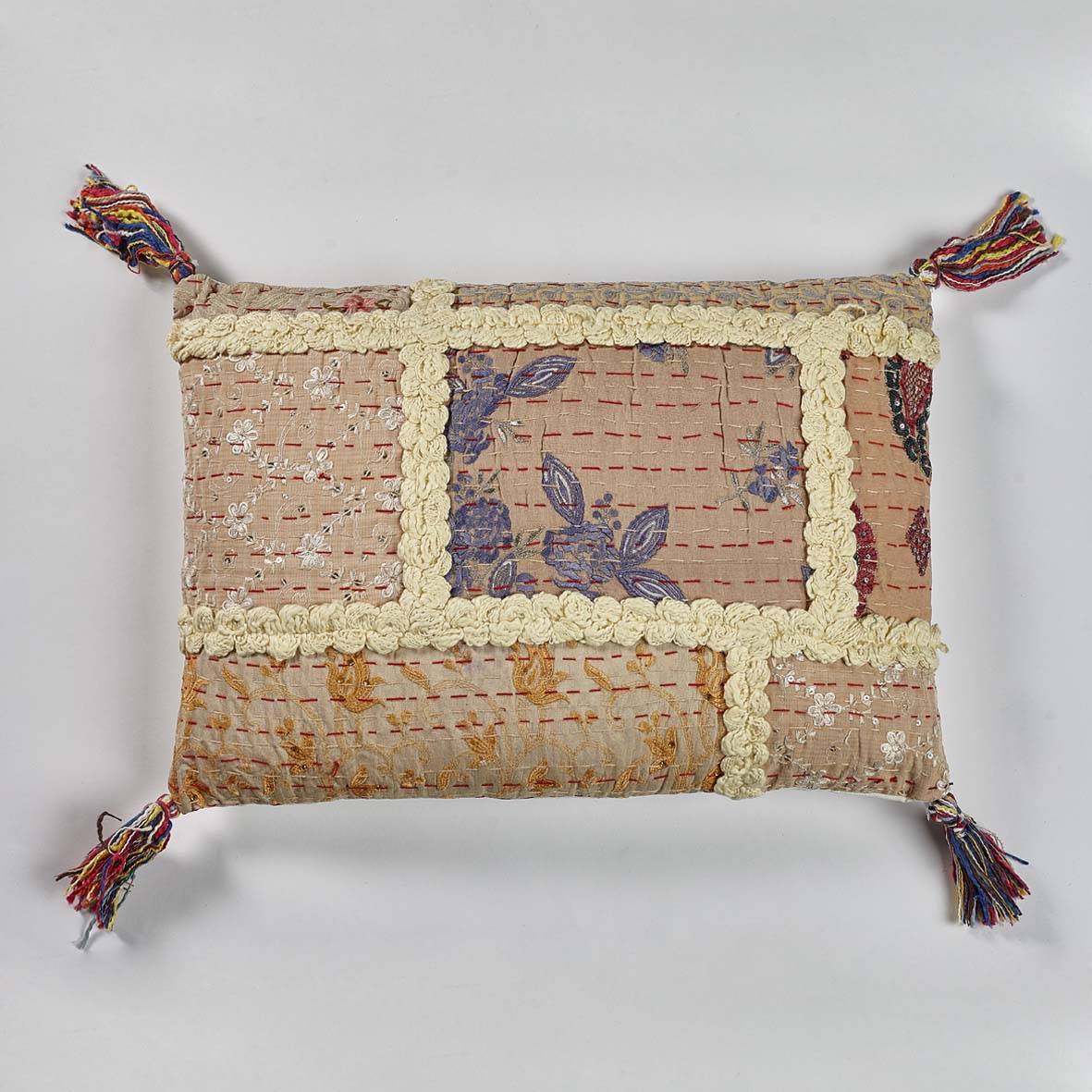 Декоративная подушка серии Kantha с традиционной индийской вышивкой 
