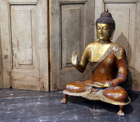 Статуя на ножках "Сидящий Будда"