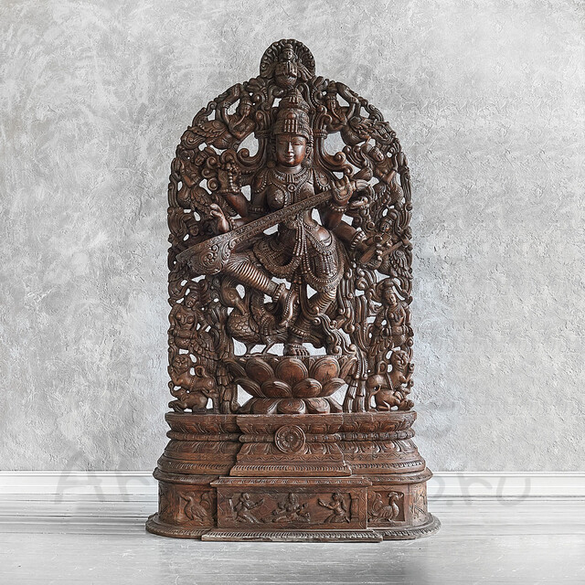 Деревянная статуя Сарасвати