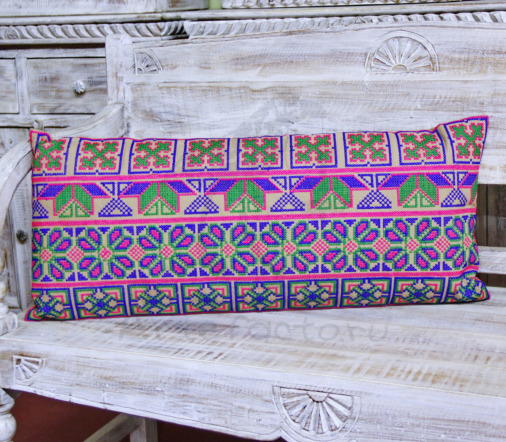 Подушка с этническим орнаментом