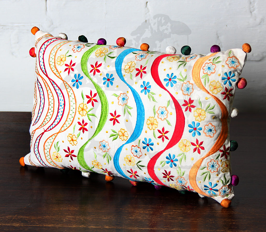 Подушка с разноцветными помпонами