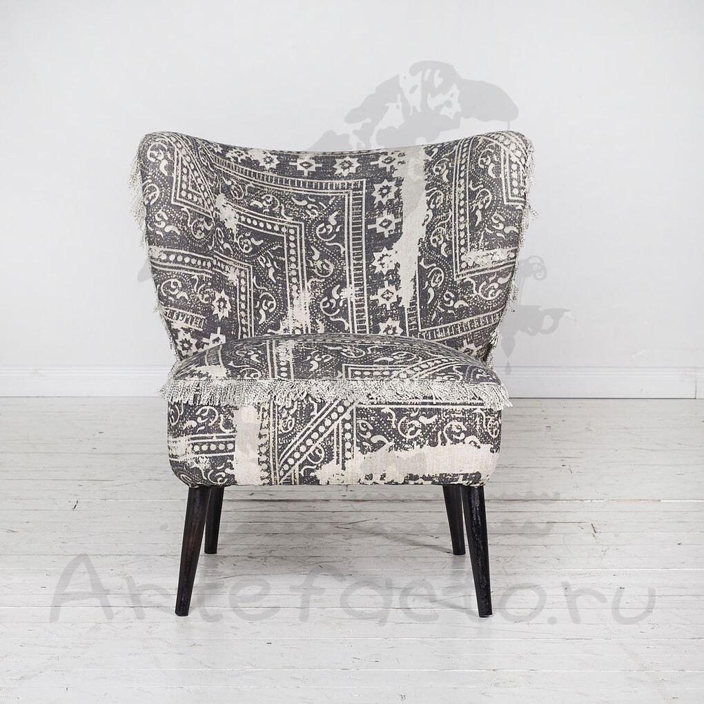 Кресло с текстильной обивкой на высоких ножках