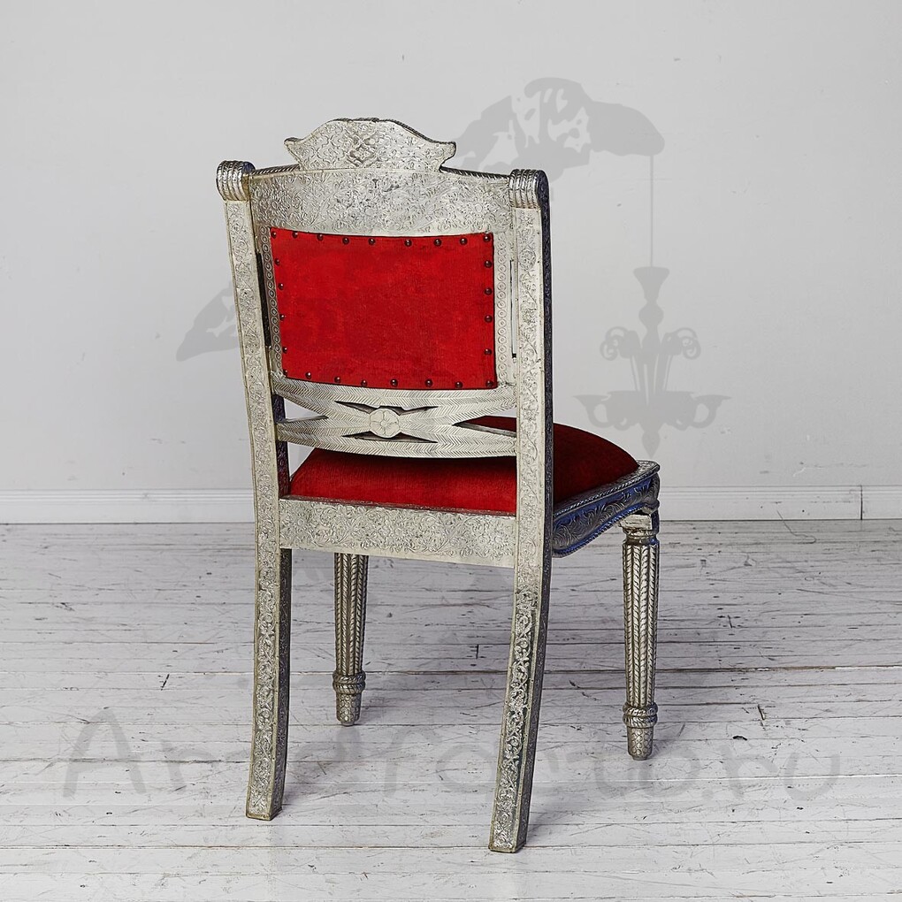 Красный стул из дерева с металлическим декором