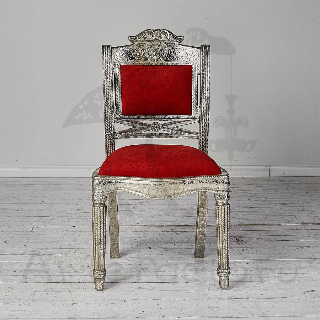 Красный стул из дерева с металлическим декором
