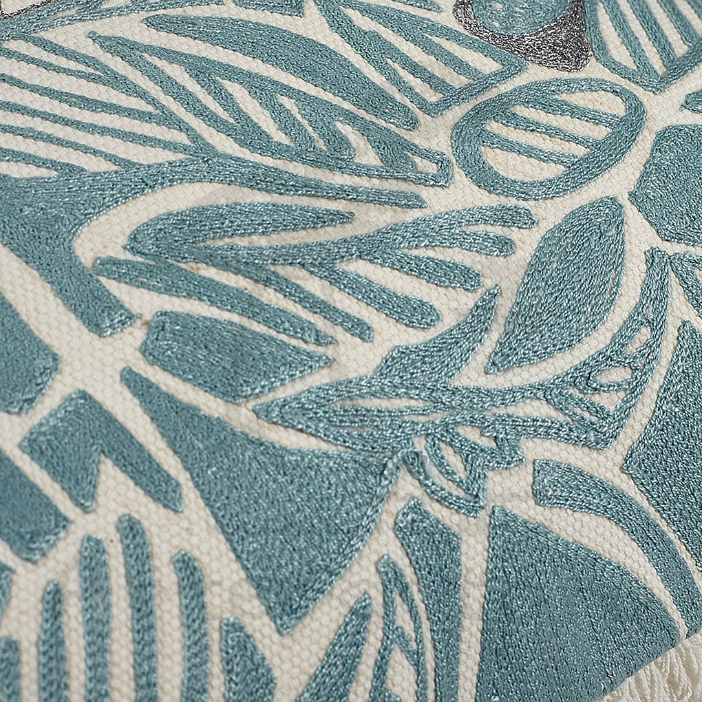 Подушка с рисунком из лотосов