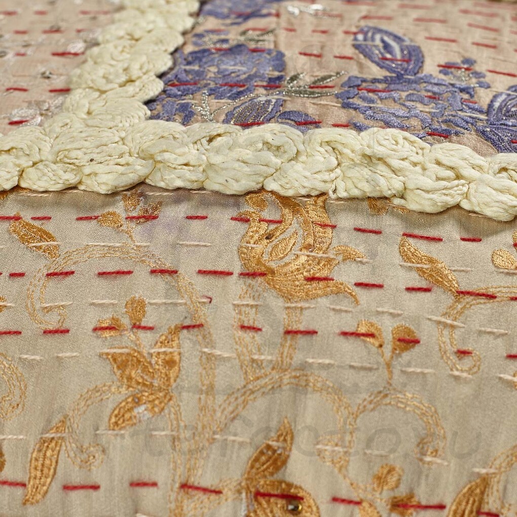 Лицевая сторона украшена стежковой вышивкой Кантха ручной работы