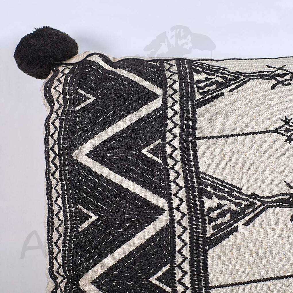 Декоративная подушка с помпонами и этнической вышивкой