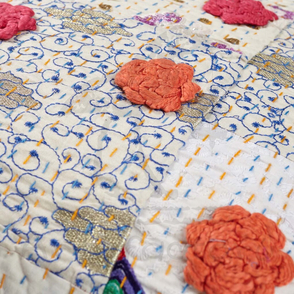 Стежковая вышивка Кантха с цветочными помпонами на лицевой стороне