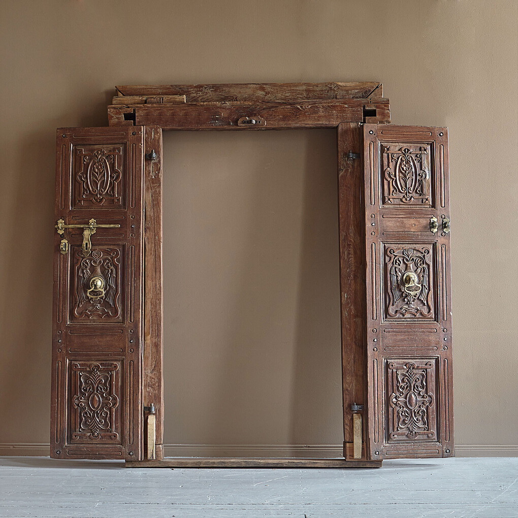 Старинная дверь из тика Старинная дверь из тика