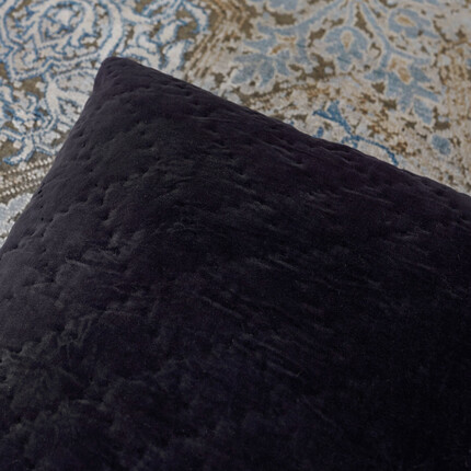Бархатная темно-фиолетовая подушка ручной работы