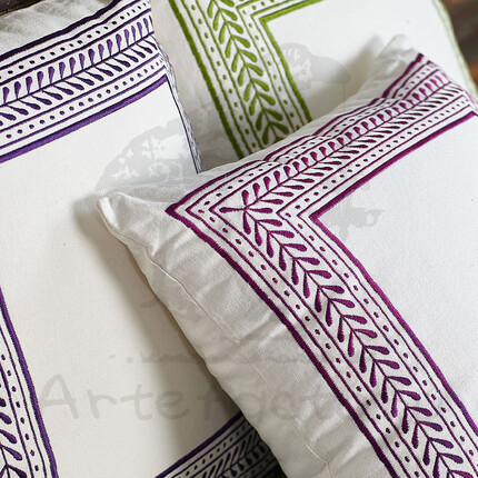 Белая подушка с декоративной вышивкой