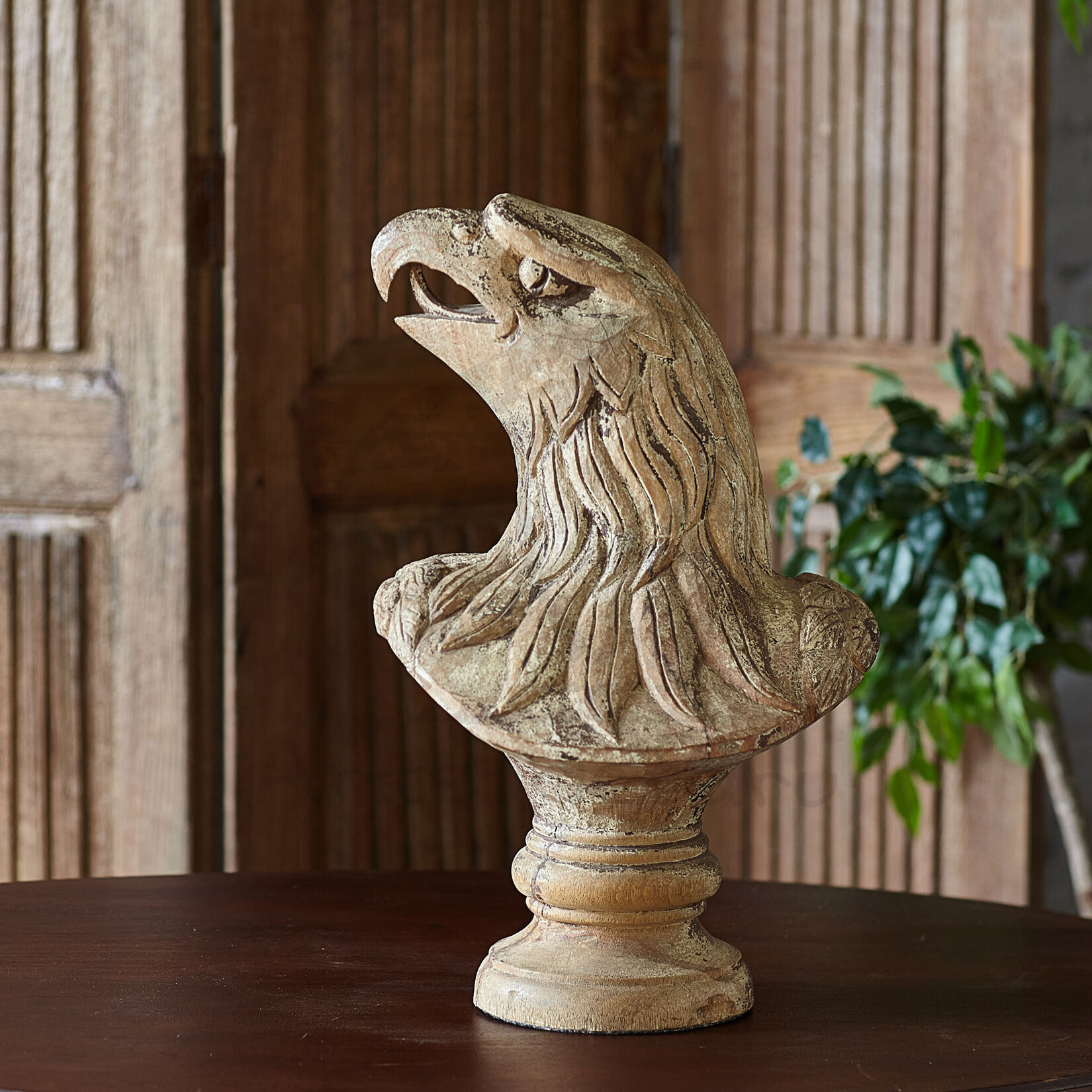 Деревянная статуэтка голова орла