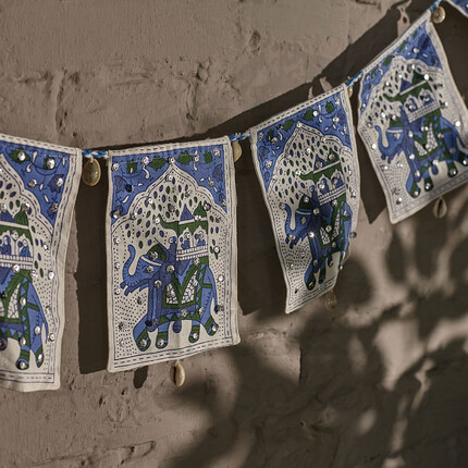 Синяя декоративная гирлянда со слонами